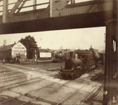165263 Afbeelding van een trein getrokken door een stoomlocomotief uit de serie 1700/1800 en een stoomlocomotief uit de ...